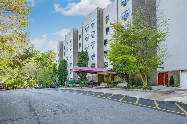 Image of Pinecrest Manor (2)