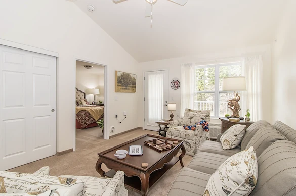 Pioneer Ridge Gracious Retirement Living Hawthorn Senior Independent Living in McKinney, Texas living room