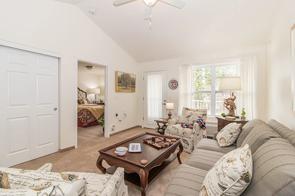 Magnolia Heights Gracious Retirement Living Hawthorn Senior Independent Living in Franklin, Massachusetts apartment living room