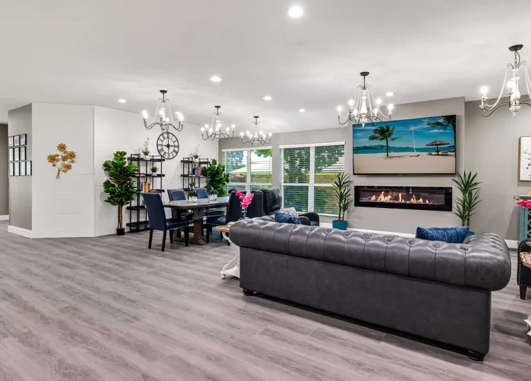 Image of Silver Leaf Rowlett (3)