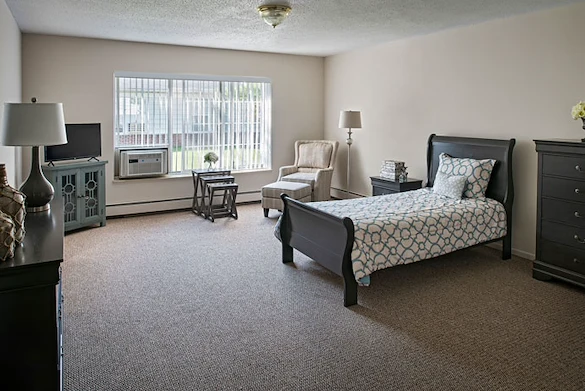 American House Elmwood, senior living community offering independent living, assisted living, memory care, and respite care in Rochester Hills, MI, apartment bedroom