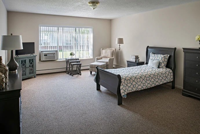 American House Elmwood, senior living community offering independent living, assisted living, memory care, and respite care in Rochester Hills, MI, apartment bedroom