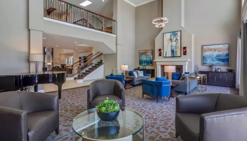 Image of Oakmont of Valencia (4)