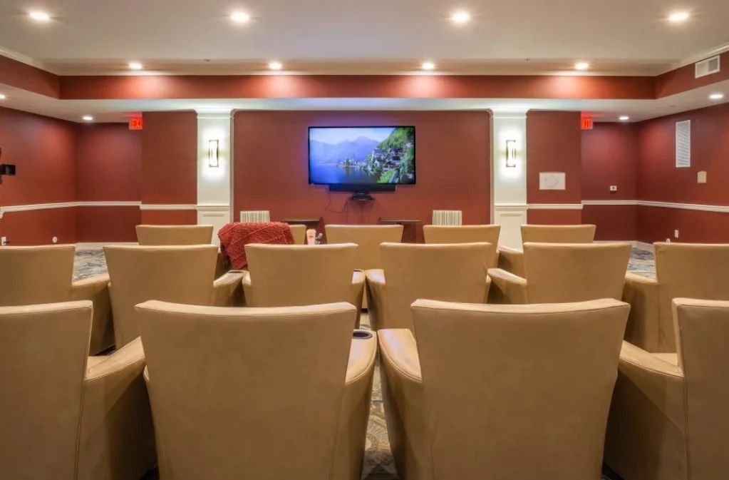 Savannah senior living with luxurious amenities 