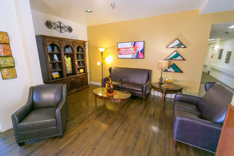 Lexington Assisted Living senior living community offering independent living, assisted living, and memory care in Ventura, CA, casual community sitting area