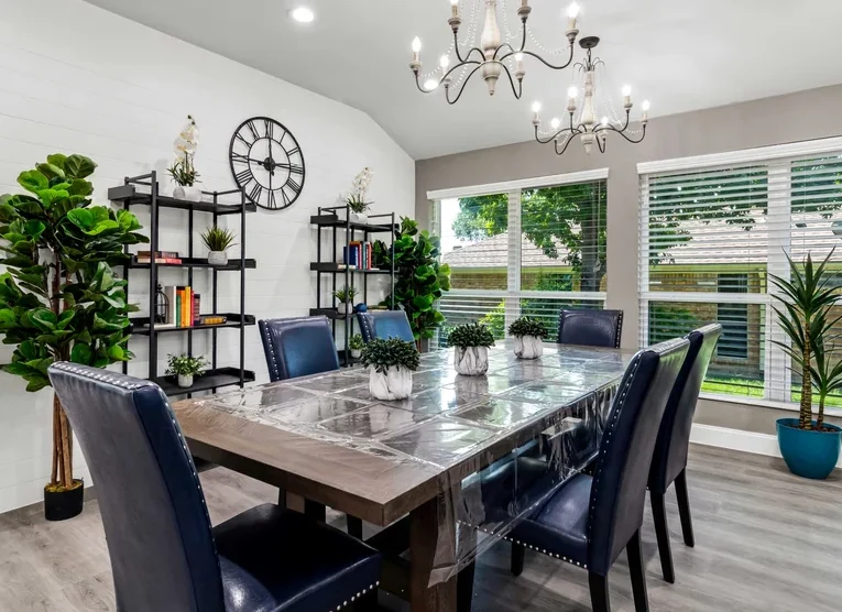 Image of Silver Leaf Rowlett (4)