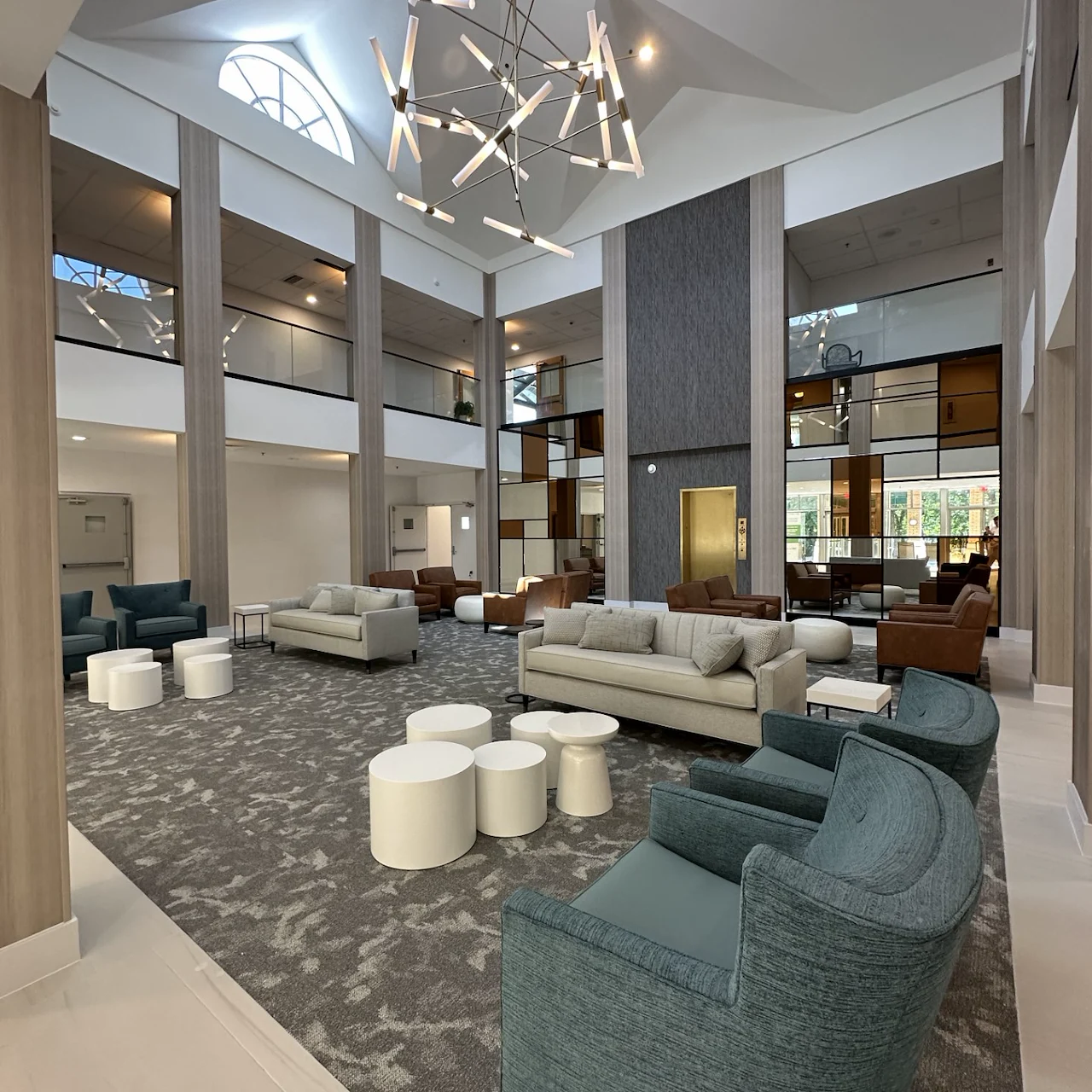 Allendale Senior Living, senior living community offering assisted living, memory care, and respite care in Allendale, NJ, community sitting area with a variety of seating options 