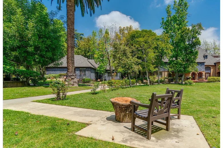 The Oaks of Pasadena outdoor lounge area