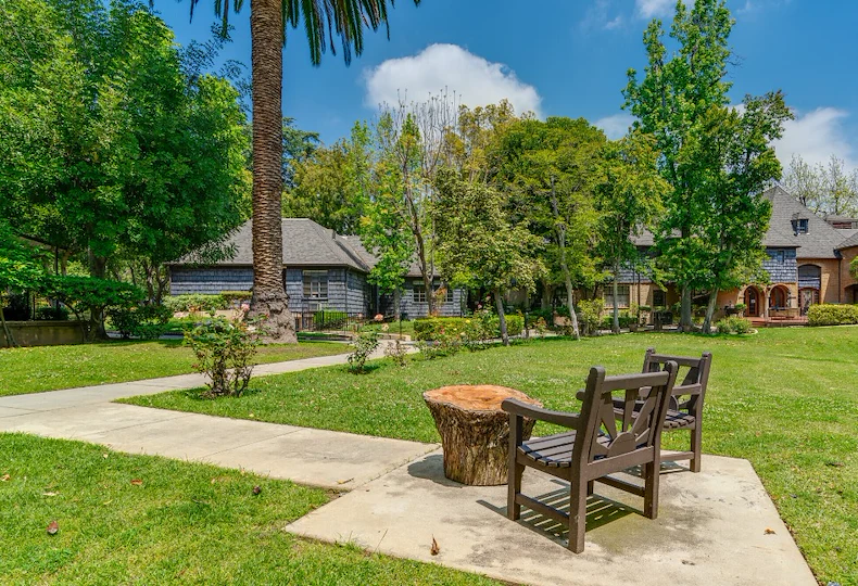 The Oaks of Pasadena outdoor lounge area