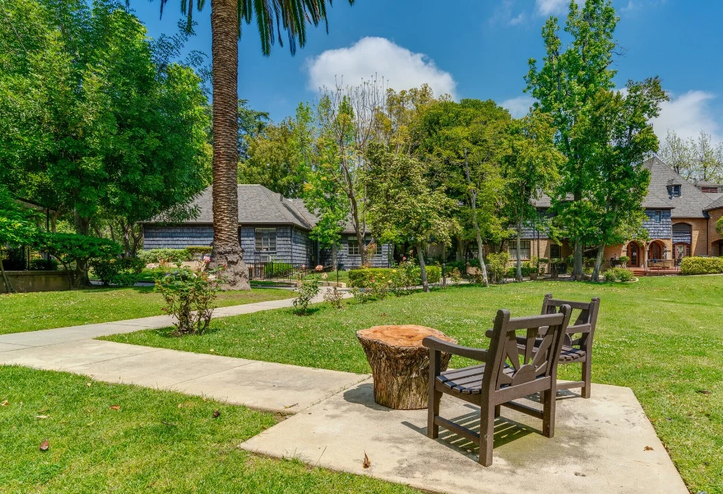 The Oaks of Pasadena outdoor lounge area