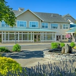 Hillside Senior Living in McMinnville, OR, exterior and outdoor space