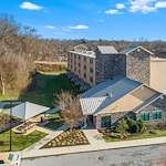 Image of Henry Manor (1)