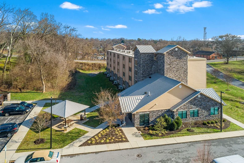 Image of Henry Manor (1)