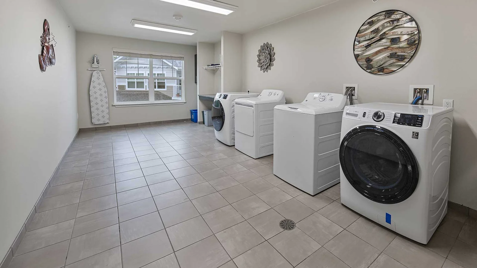 Kennedy Meadows Gracious Retirement Living Hawthorn Senior Independent Living in North Billerica, Massachusetts laundry room