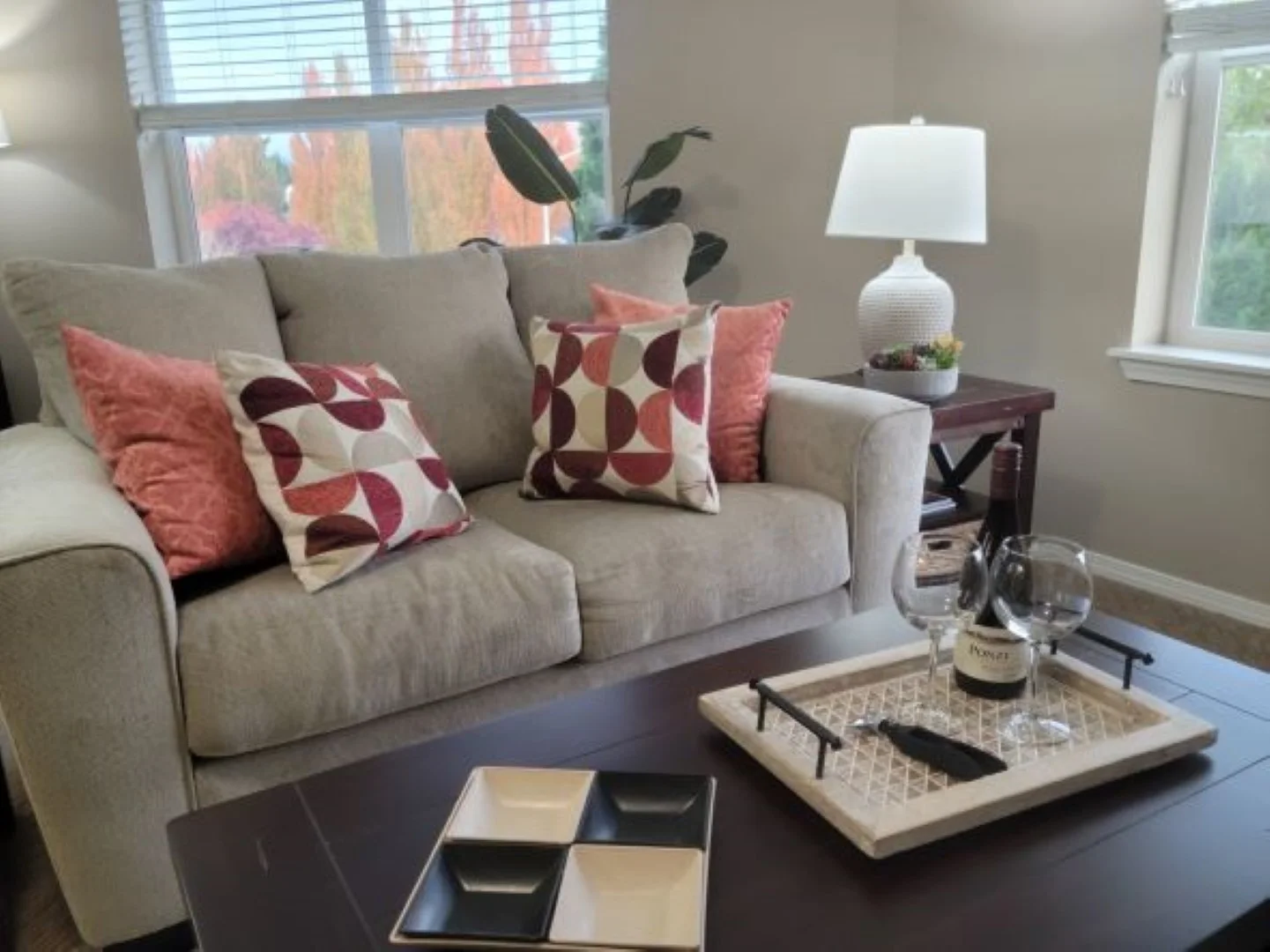 Avamere at Newberg senior living community offering assisted living, memory care, and respite care in Newberg, OR, apartment living room