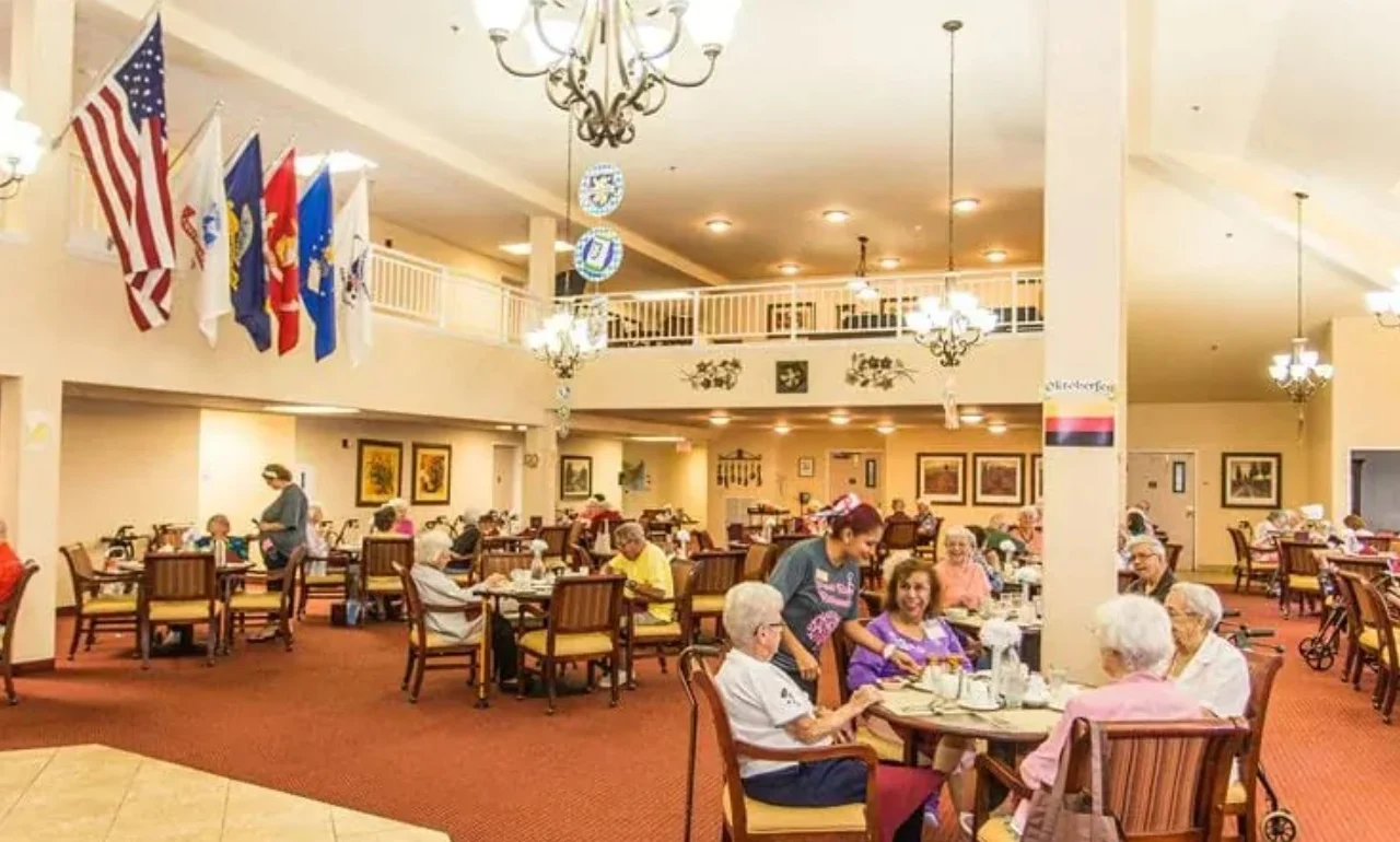 Independent living, assisted living, memory care, and continuing care retirement community (CCRC) at Brook Ridge-The Gardens Retirement Community in Pharr, TX, dining room