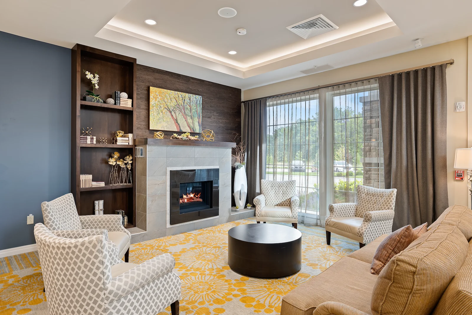 Alto Overland Park, senior living community offering assisted living and memory care in Overland Park, KS, community sitting area by a fireplace