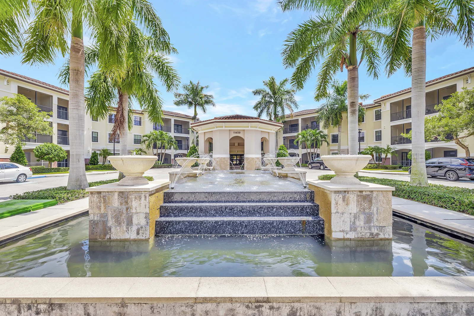 Allegro Boynton Beach, senior living community offering independent living, assisted living, memory care, and respite care in Boynton Beach, FL, grand front exterior with fountain