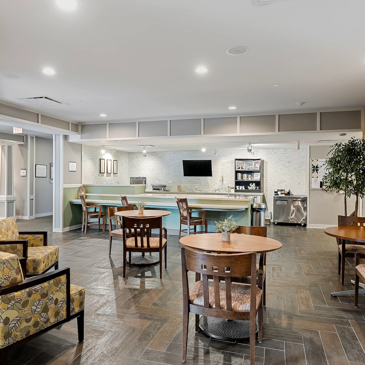 Alto Wheaton, senior living community offering assisted living, memory care, and respite care in Wheaton, IL, community gathering area with seating for socializing and activities