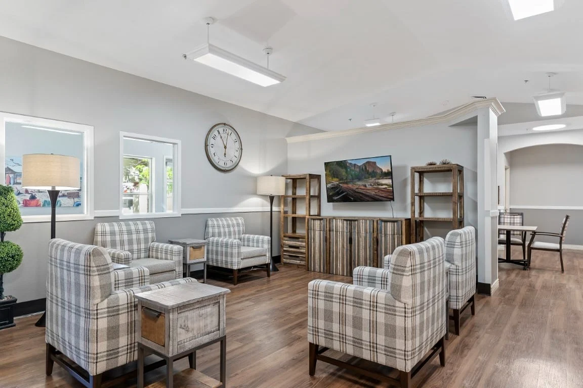 Avamere at Mountain Ridge senior living community offering assisted living, memory care, and respite care in South Ogden, UT, community sitting area designed for socializing and relaxation