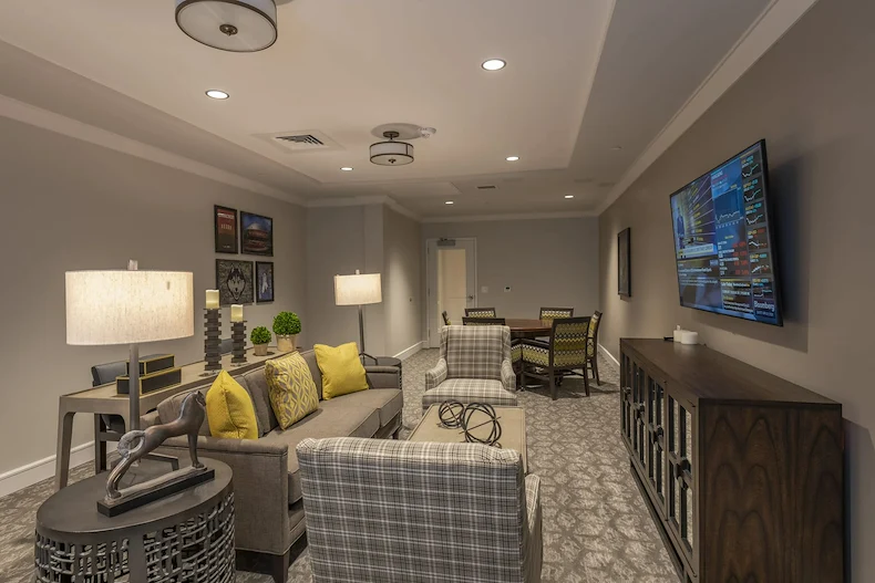 Alto Evergreen Walk, senior living community offering assisted living, memory care, and respite care in South Windsor, CT, common living room