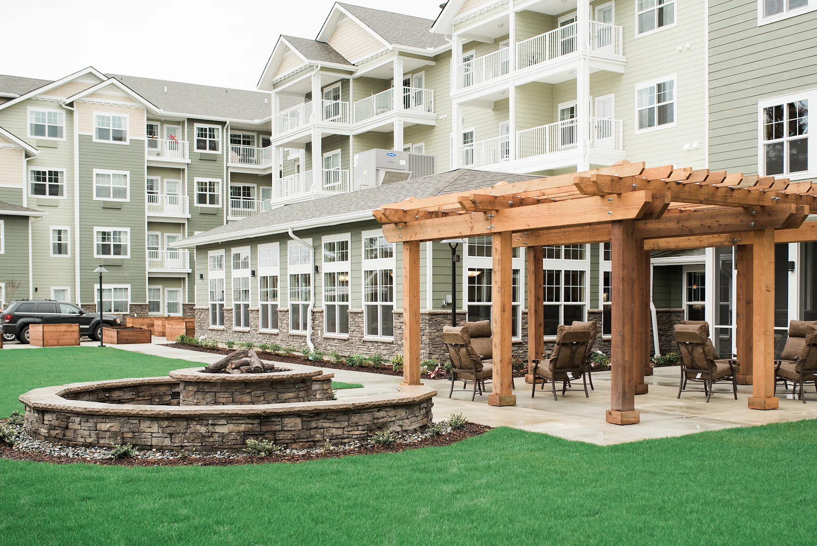 Julian Estates Gracious Retirement Living Hawthorn Senior Independent Living in Puyallup, Washington rear exterior gazebo patio seating