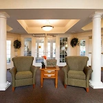 Avamere at St. Helens senior living community offering independent living, assisted living, memory care, and respite care in St. Helens, OR, lobby sitting area