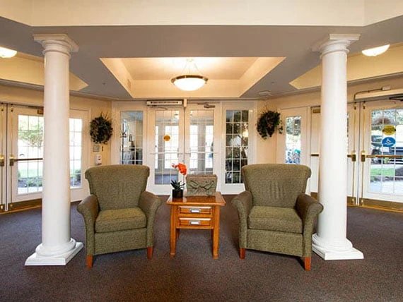 Avamere at St. Helens senior living community offering independent living, assisted living, memory care, and respite care in St. Helens, OR, lobby sitting area