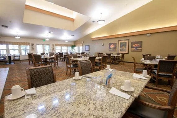 Wenatchee Senior Living by Cogir senior living community offering independent living, assisted living, and respite care in Wenatchee, WA, dining room with tables set