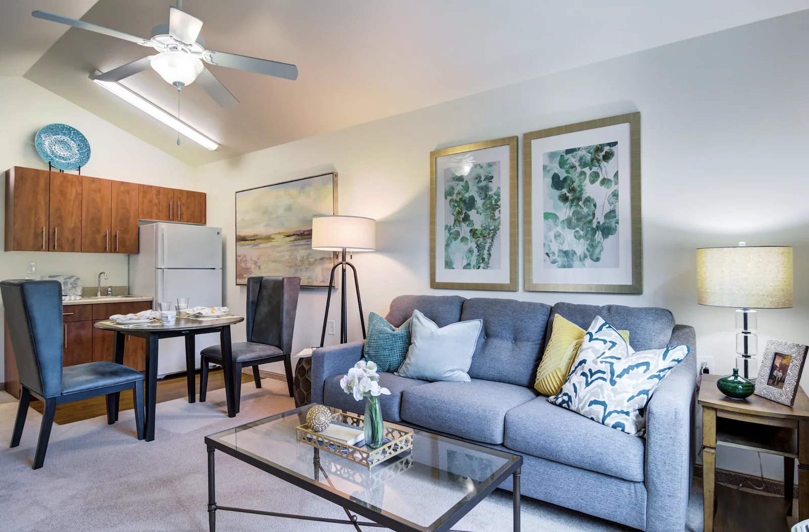 Sanford Estates Gracious Retirement Living Hawthorn Senior Independent Living in Roswell, Georgia apartment living room and kitchenette