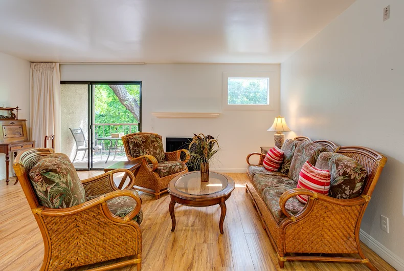 The Oaks of Pasadena living room
