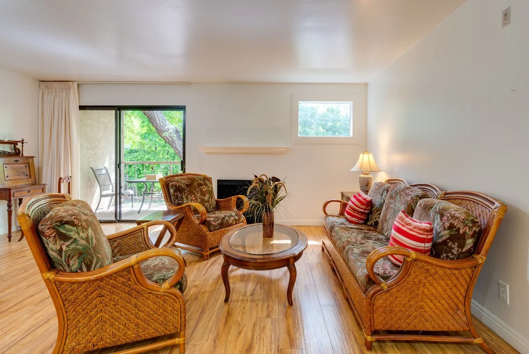 The Oaks of Pasadena living room