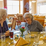 Vineyard Park of Sumner Independent and Assisted Living residents having fun dining together