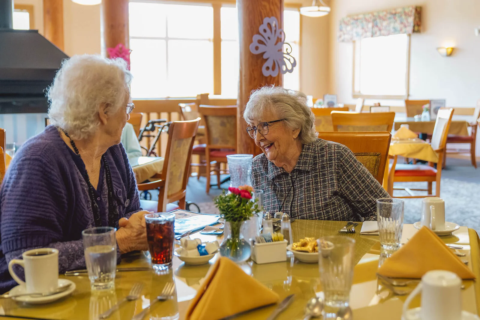 Vineyard Park of Sumner Independent and Assisted Living residents having fun dining together