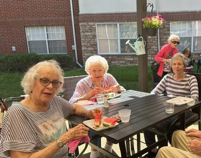 Brookdale Franklin Independent Living in Franklin, TN, residents enjoying the outdoors and good community