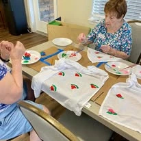 Parker Place Gracious Retirement Living Hawthorn Senior Independent Living in Mentor, Ohio residents doing arts and crafts