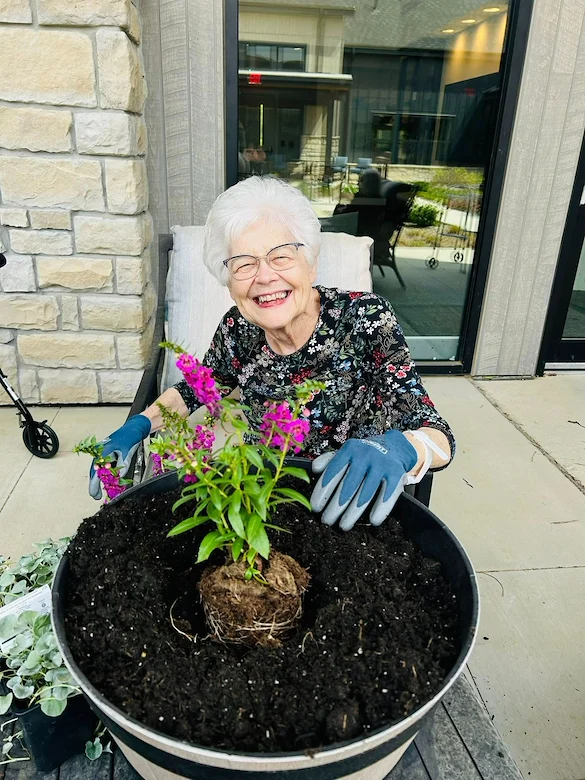 Featherstone at Hickory Hill resident activity - painting