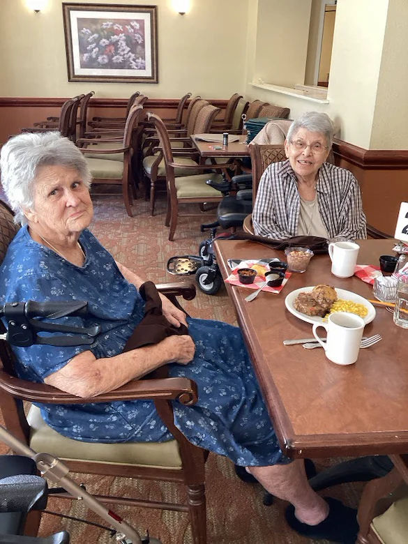 Brookdale Summer Ridge residents enjoying good food and good company