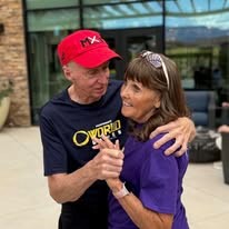 Ovation Sienna Hills Senior Living in Washington, Utah resident couple hugging