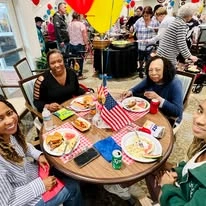 Hessler Heights Gracious Retirement Living Hawthorn Senior Independent Living in Leesburg, Virginia residents at a dinner party