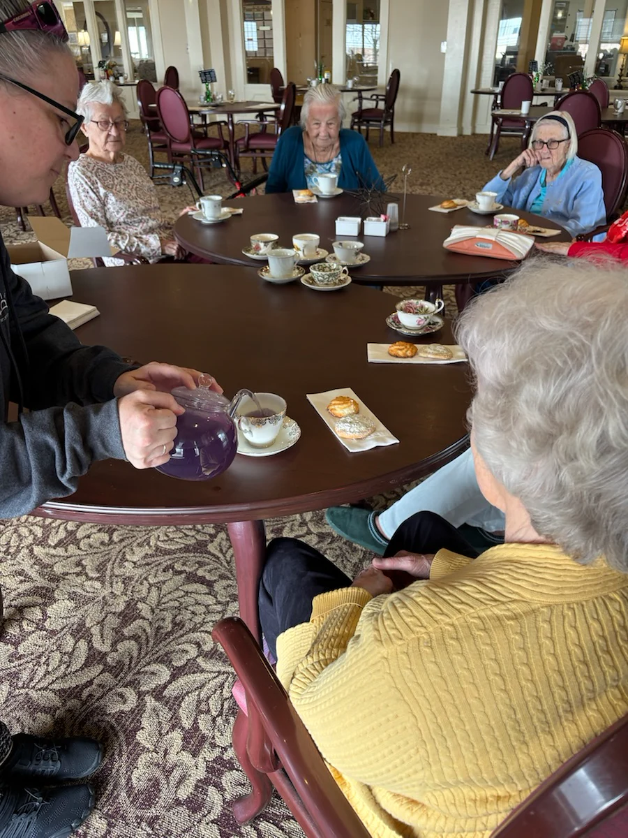 American House Elmwood, senior living community offering independent living, assisted living, memory care, and respite care in Rochester Hills, MI, residents enjoying each other's company and coffee together