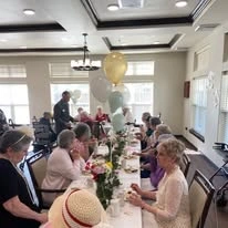 Osprey Heights Gracious Retirement Living Hawthorn Senior Independent Living in Valrico, Florida residents in the dining room