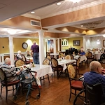 The Chateaus at Montclair Senior Memory Care in Shreveport, LA residents eating dinner and socializing