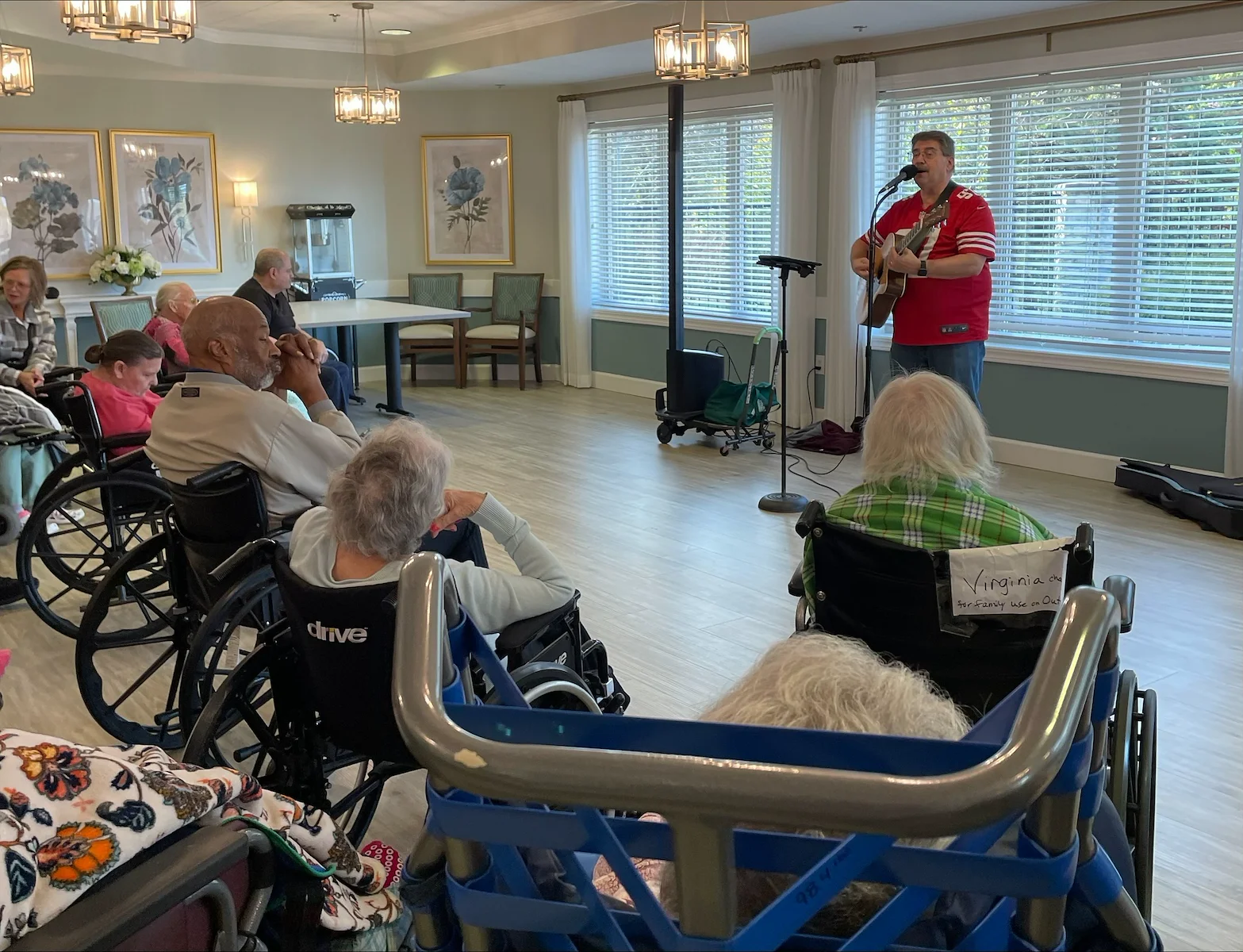 Dublin Glenn Memory Care in Ohio residents enjoy musical entertainment
