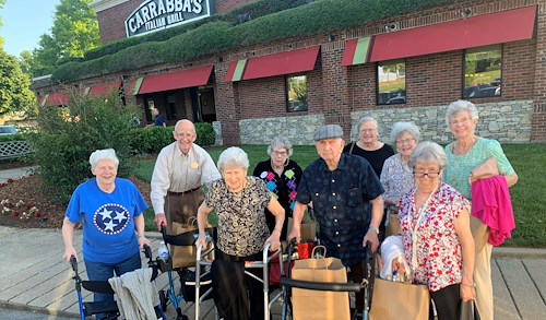 Brookdale Franklin residents enjoying a trip out to a restaurant
