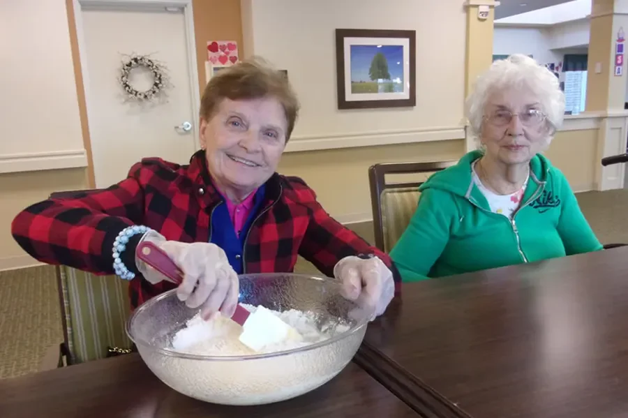 Porter Place Assisted Senior Living Memory Care in Tinley Park, IL residents baking