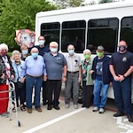 The Oaks Gracious Retirement Living Hawthorn Senior Independent Living in Georgetown, Texas residents in front of the transportation bus
