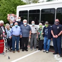 The Oaks Gracious Retirement Living Hawthorn Senior Independent Living in Georgetown, Texas residents in front of the transportation bus