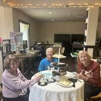 The Rio Grande Gracious Retirement Living Hawthorn Senior Independent Living in Rio Rancho residents in the dining room