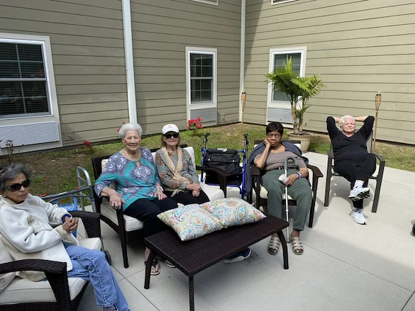 Plantation Oaks Assisted Living & Memory Care in High Springs, FL, residents enjoying time together outside